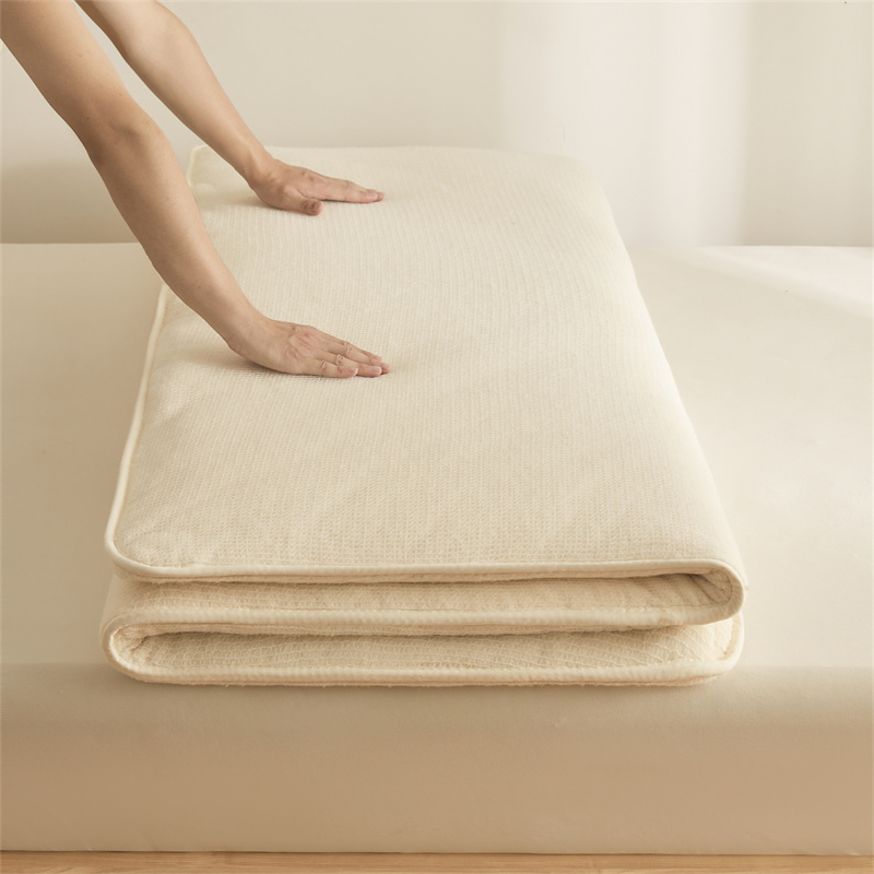 بطانية سرير بنمط قشور السمك من - مراجعة Mattress Pad Topper وسعره